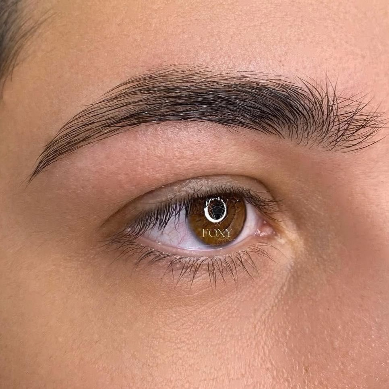 Depilación de cejas con hilo / pinza