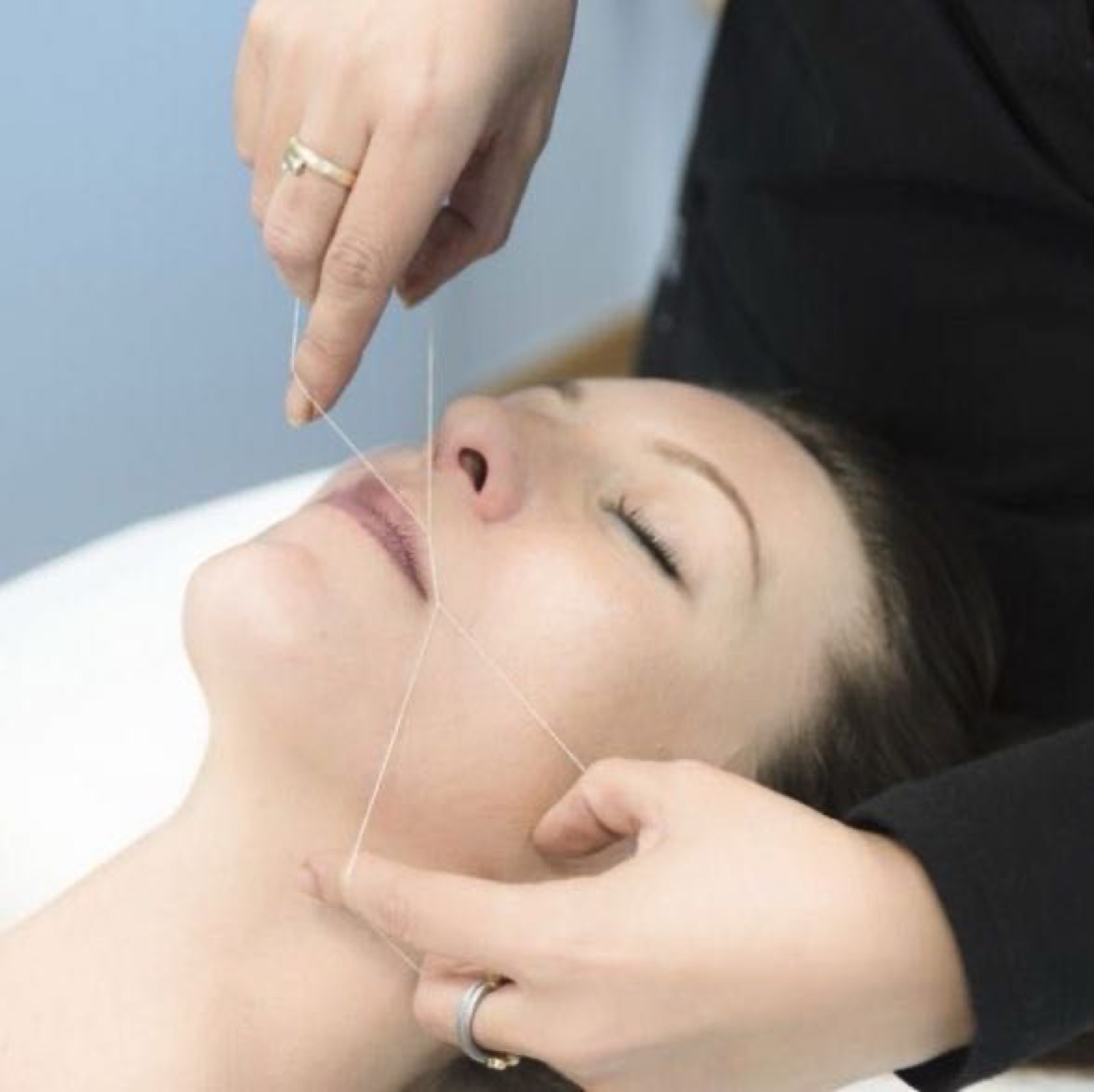 Depilación facial con hilo